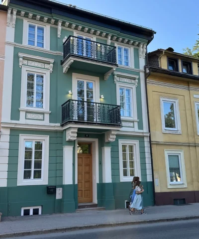 Dirndl in klederdracht voor Amadeus Apartments