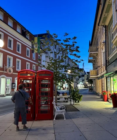 Kreuzplatz, boekenkasten in Engelse telefooncellen, Bad Ischl